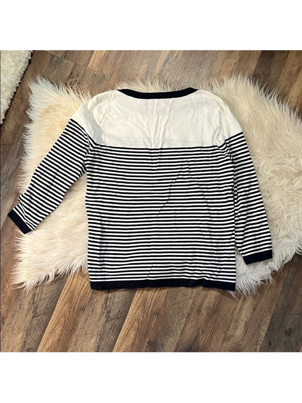 Vineyard Vines Navy & White Striped Boat Neck Sweater Shoulder Button Women’s L - Picture 5 of 6
